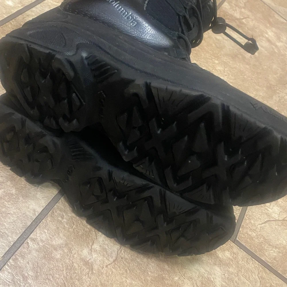 Columbia Size 7 Black Lined Winter Boots